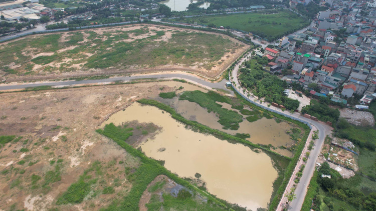 Đại diện chủ đầu tư cho biết do thời tiết mưa và ngập khiến việc thu dọn, bóc lớp vỏ thực vật, san lấp sơ bộ mặt bằng dự án bị chậm.