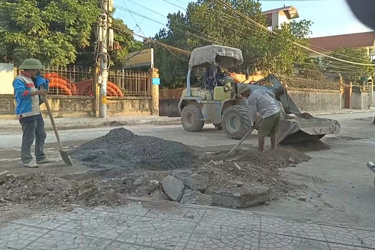 Hoạt động thi công gói thầu số 08: Toàn bộ phần xây dựng công trình - Cải tạo, nâng cấp đường trục xã Tự Nhiên.