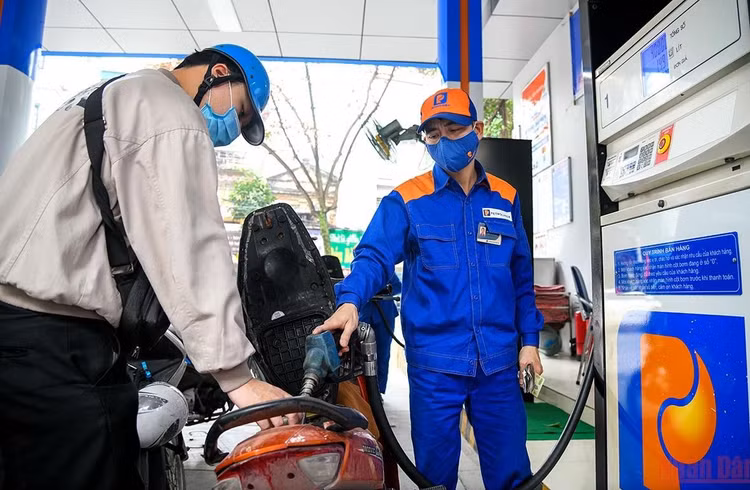 Bộ Tài chính đề xuất giảm thuế bảo vệ môi trường với xăng dầu hết năm 2024.