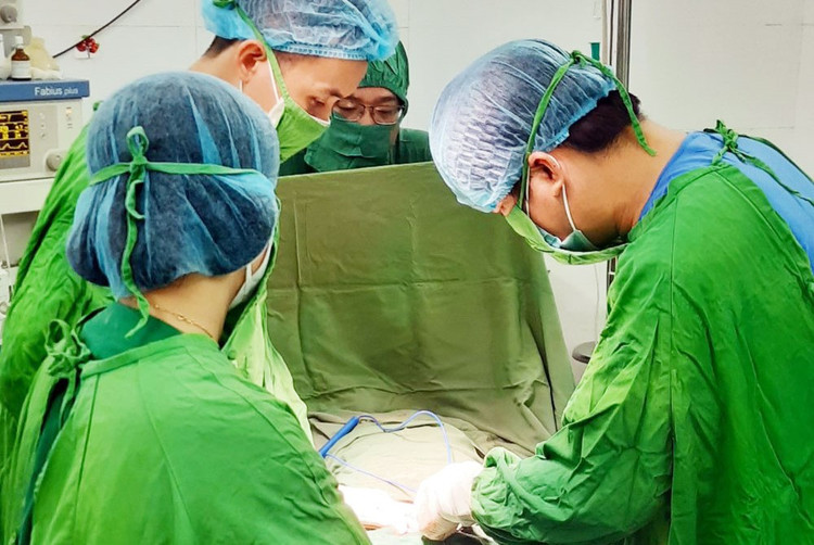 Kíp mổ của Trung tâm Y tế huyện Lục Nam phẫu thuật, cắt bỏ khối u.