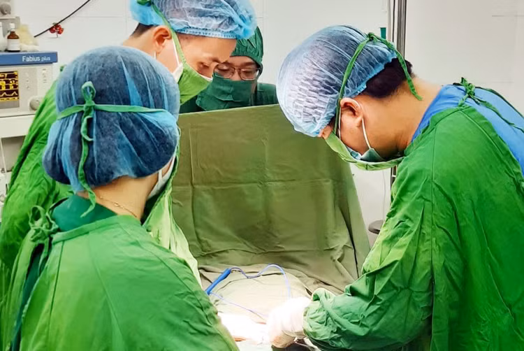 Kíp mổ của Trung tâm Y tế huyện Lục Nam phẫu thuật, cắt bỏ khối u.