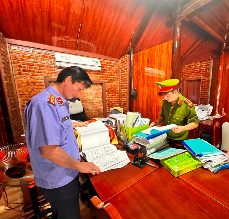 Lực lượng chức năng khám xét nơi ở, nơi làm việc của giám đốc Công ty TNHH xây dựng tổng hợp Tâm Anh.