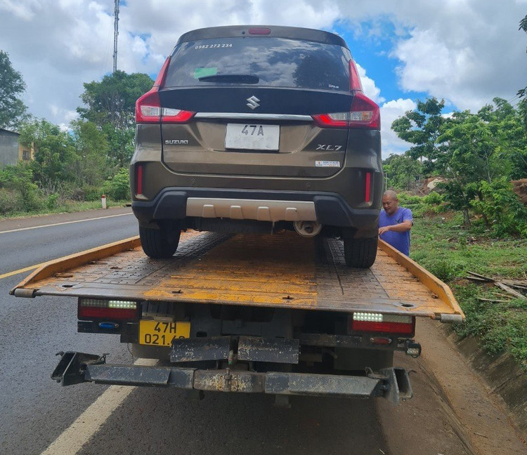 Xe bị lỗi được đưa về xưởng của đại lý để kiểm tra bằng xe cứu hộ.