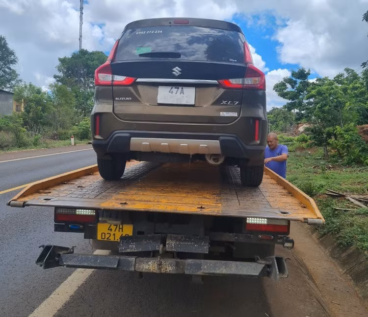 Xe bị lỗi được đưa về xưởng của đại lý để kiểm tra bằng xe cứu hộ. Xe bị lỗi được đưa về xưởng của đại lý để kiểm tra bằng xe cứu hộ.