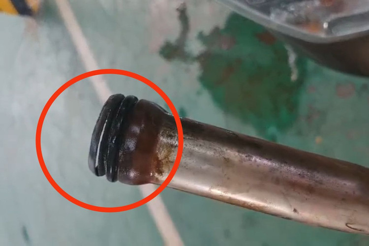 Ống dẫn nước từ két nước chuyền về động cơ bị rách đầu ống đút vào bên trong động cơ.