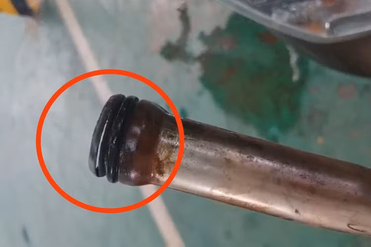 Ống dẫn nước từ két nước chuyền về động cơ bị rách đầu ống đút vào bên trong động cơ.