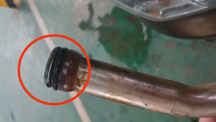 Ống dẫn nước từ két nước chuyền về động cơ bị rách đầu ống.