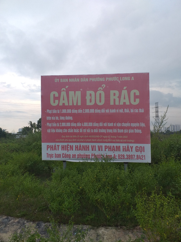 Mặc dù chính quyền địa bàn phường đã cho dựng tấm bảng “cấm đổ rác” nhưng tác dụng mang tính răn đe hầu như là không có…