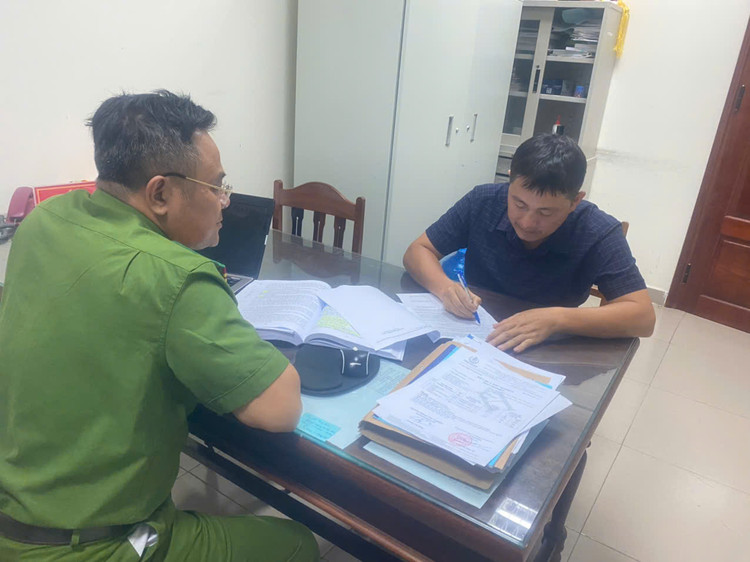 Đại diện Công ty cổ phần thương mại Bảo Đạt Thành – Chi nhánh Nhà máy chế biến gỗ nguyên liệu Quảng Bình ký vào biên bản vi phạm (ảnh: Cổng thông tin Công an tỉnh Quảng Bình)