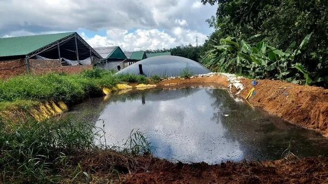 Bể chứa nước thải bốc mùi hôi thối do không được xử lý, che chắn đúng cách. Ảnh: baogialai.com.vn