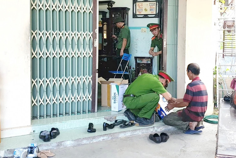 Cơ quan điều tra khám xét trụ sở Công ty TNHH Hoàng Long.