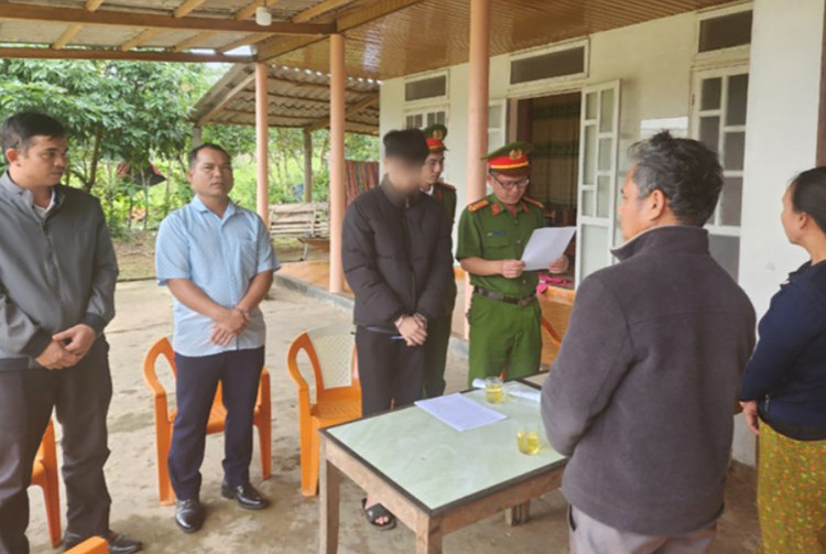 Đối tượng Nguyễn Việt Hưng (áo đen) lừa tiền của 30 người qua Facebook.