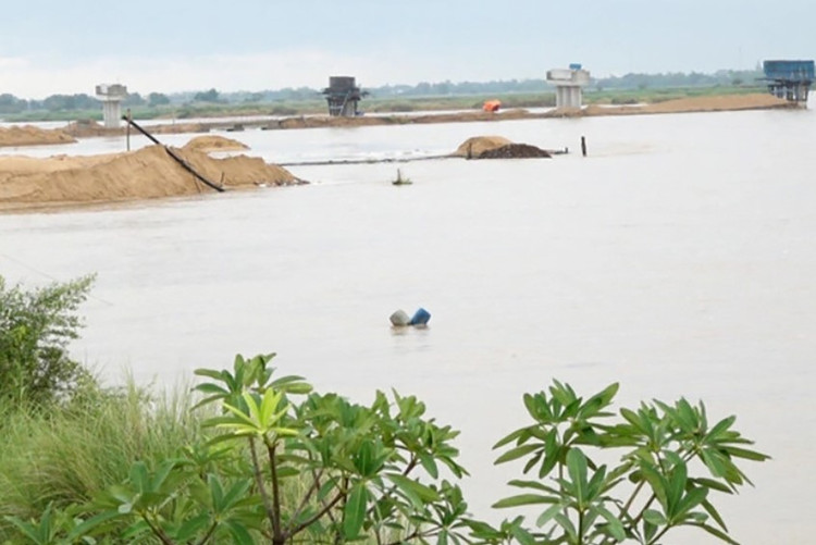 Mỏ khai thác cát trên sông Đà Rằng, đoạn qua xã Hòa Thắng, huyện Phú Hòa, tỉnh Phú Yên.