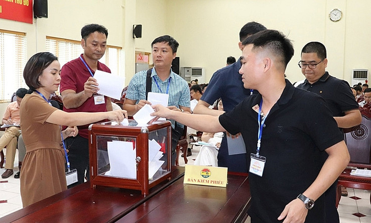 Qua 89 vòng đấu giá, ban tổ chức xác định được giá trúng là 396,865 tỷ đồng, gấp hơn 137 lần giá khởi điểm. Qua 89 vòng đấu giá, ban tổ chức xác định được giá trúng là 396,865 tỷ đồng, gấp hơn 137 lần giá khởi điểm.