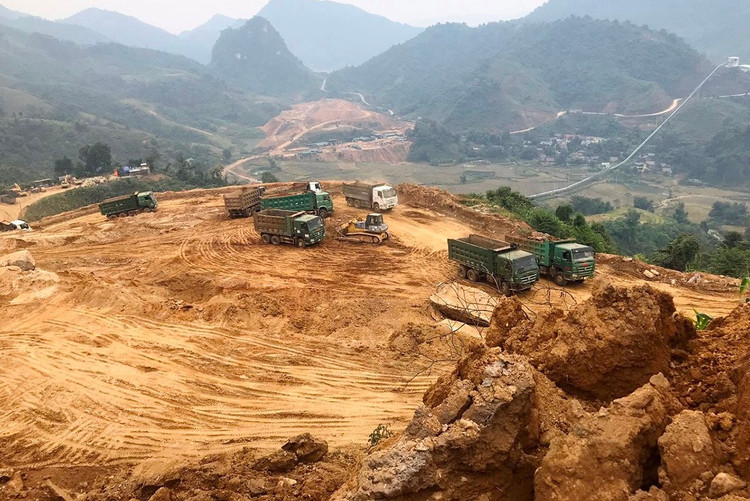 Đổ thải không đúng vị trí, Công ty Cổ phần Đồng Tả Phời - Vinacomin bị phạt 120 triệu đồng.