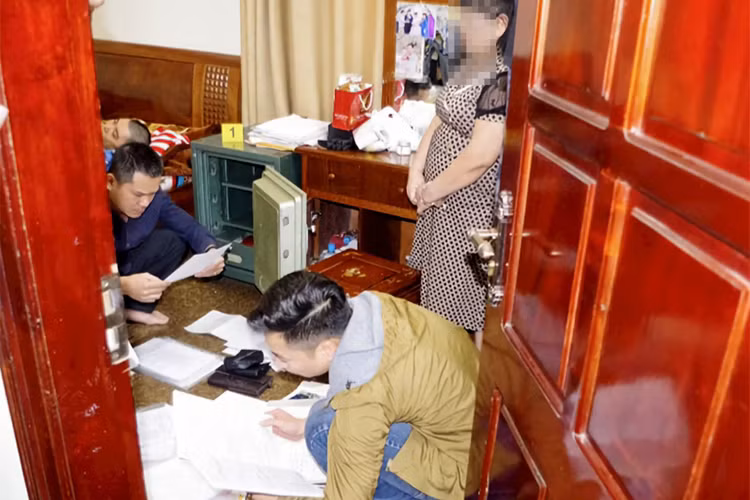 Lực lượng chức năng tiến hành kiểm tra tại nhà bà Phạm Thị Thành.