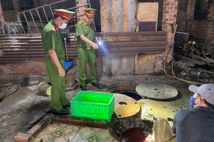 Lực lượng chức năng tỉnh Bà Rịa - Vũng Tàu đang kiểm tra việc chấp hành các quy định bảo vệ môi trường.