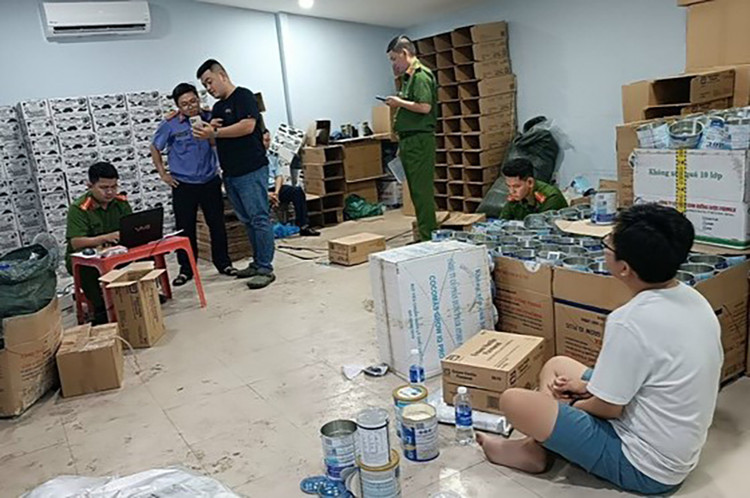 Lực lượng chức năng kiểm tra tại hiện trường.