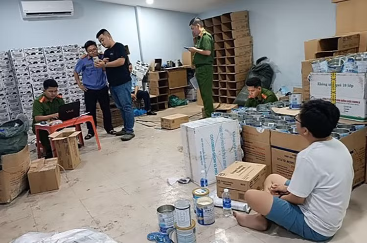 Lực lượng chức năng kiểm tra tại hiện trường.