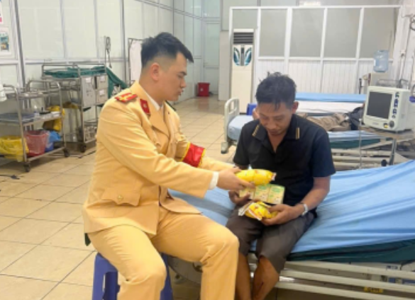 Đại uý Nguyễn Ngọc Song động viên, chăm sóc anh Thắng tại bệnh viện