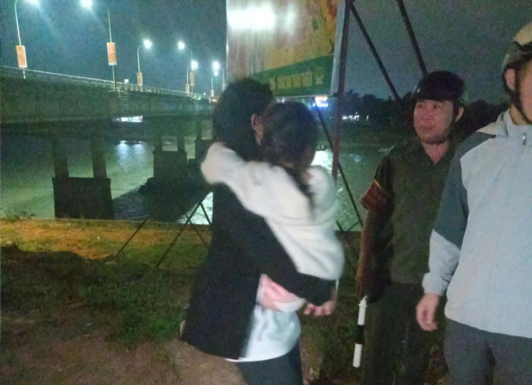 Tổ công tác đã phát hiện một phụ nữ, bế theo một bé gái đứng gần mép đê có dấu hiệu mất bình tĩnh và định tự tử.