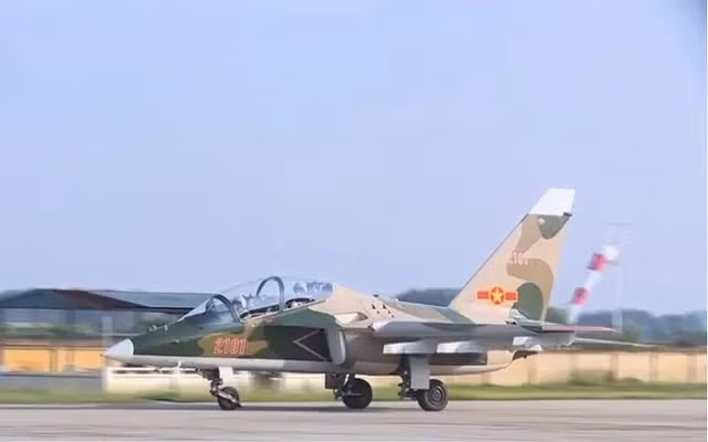 Một chiếc cường kính Yak-130 tương tự loại gặp nạn tại Bình Định sáng ngày 06/11. Ảnh: QĐND Một chiếc cường kính Yak-130 tương tự loại gặp nạn tại Bình Định sáng ngày 06/11. Ảnh: QĐND