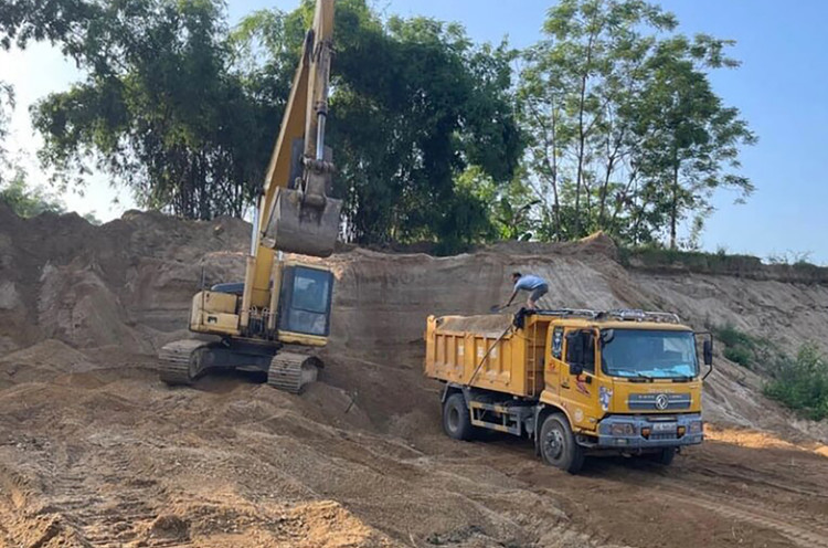 Phương tiện khai thác cát trái phép của ông Nguyễn Văn Tuyên tại xã Hùng Xuyên, huyện Đoan Hùng. Ảnh: Công an huyện Đoan Hùng.