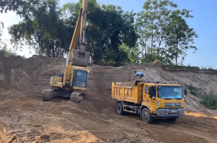 Phương tiện khai thác cát trái phép của ông Nguyễn Văn Tuyên tại xã Hùng Xuyên, huyện Đoan Hùng. Ảnh: Công an huyện Đoan Hùng.