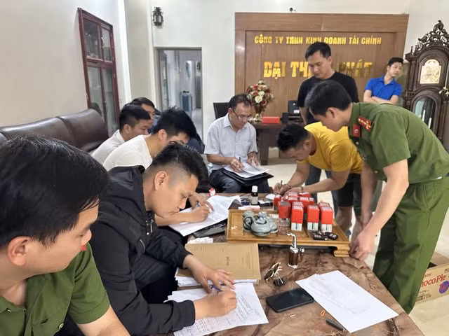 Cơ quan Công an kiểm tra tại Công ty TNHH Kinh doanh tài chính Đại Thịnh Phát. (Ảnh CATH)