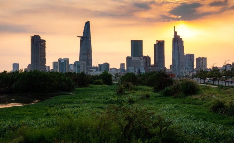 Khó khăn đang bủa vây thị trường bất động sản.