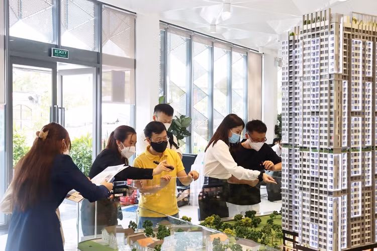 Nguyên nhân khiến giá bán giảm nhẹ là do những khó khăn trên thị trường bất động sản, đặc biệt, việc kiểm soát tín dụng đã gây khó khăn trong giải ngân vốn vay cho khách hàng, dẫn đến lượng bán và tỷ lệ hấp thụ đều giảm trong quý (Ảnh: S-T )