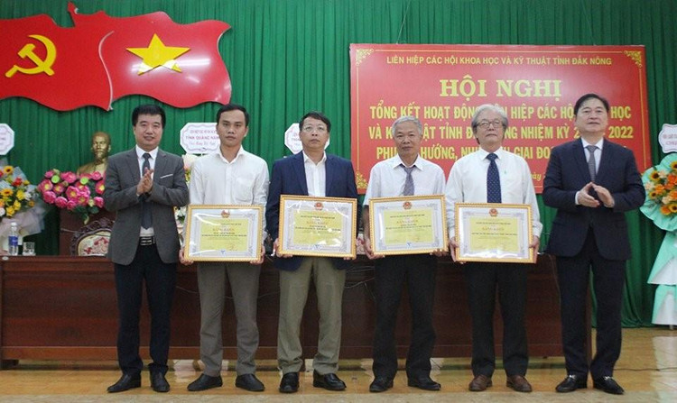 LHHVN Khen thưởng các tập thể có thành tích xuất sắc trong nhiệm kỳ 2017-2022