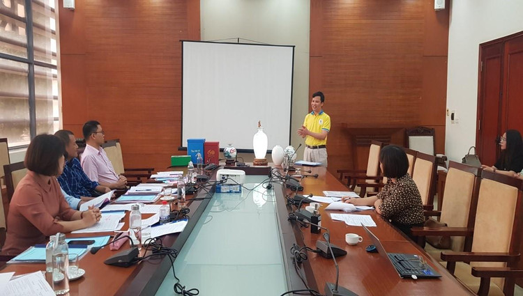 Đại diện nhóm tác giải Công ty cổ phần Thương mại dịch vụ Ngọc Đất Tổ trình bày giải pháp trước Hội đồng giám khảo