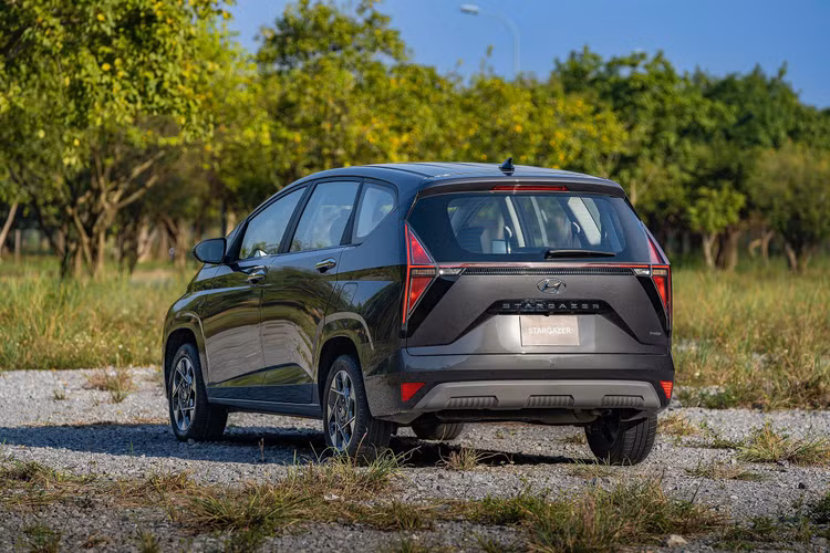 Thiết kế đuôi xe Stargazer kết hợp giữa các hình khối dập nổi và kiểu đèn tam giác.