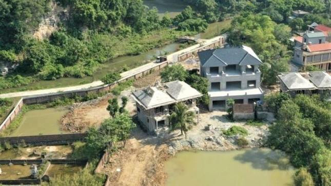 Nhiều công trình trên đất xã quản lý và đất nông nghiệp, đất vườn... xâm hại vùng lõi danh thắng Tràng An. (Ảnh: Tiền Phong).