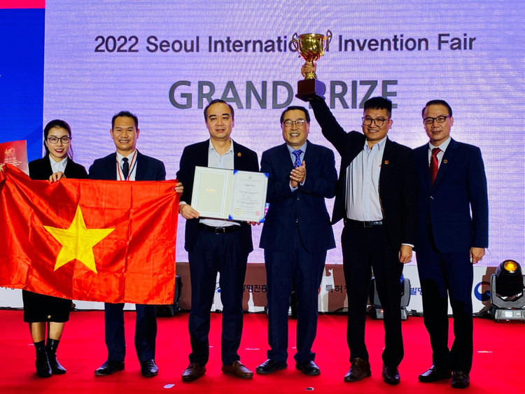 Nhóm tác giả đoạt Cúp Grand Prize tại SIIF 2022 Nhóm tác giả đoạt Cúp Grand Prize tại SIIF 2022