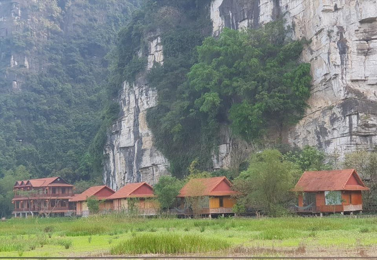 Loạt công trình trái phép trong vùng lõi di sản Tràng An (Ảnh: Lao Động).