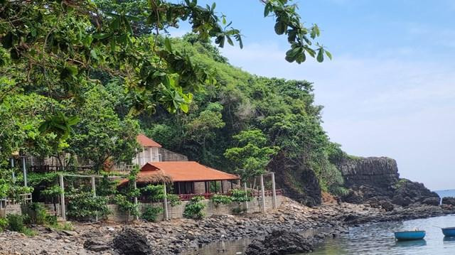 Hàng quán được xây dựng kiên cố, xâm hại nghiêm trọng danh thắng Ba Làng An. (Ảnh: Đại Đoàn Kết).