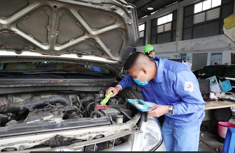 Nhân viên đăng kiểm thực hiện quy trình kiểm định xe cơ giới.