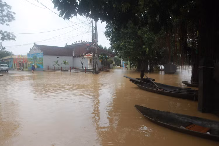 Thôn Bùi Xá (thị trấn Xuân Mai, huyện Chương Mỹ, Hà Nội) được xem là “rốn lũ” của Thủ đô. Cứ mỗi mùa mưa đến, nơi đây thường xuyên rơi vào cảnh nước ngập đường, tràn vào nhà.