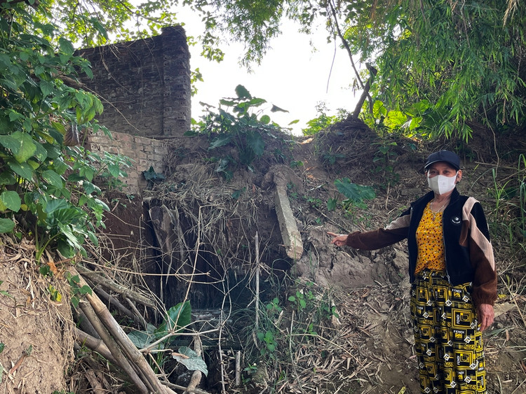 Một vị trí nước thải từ bên trong trại lợn chảy nước ngả màu, kèm mùi hôi thối thẳng ra sông Hồng.