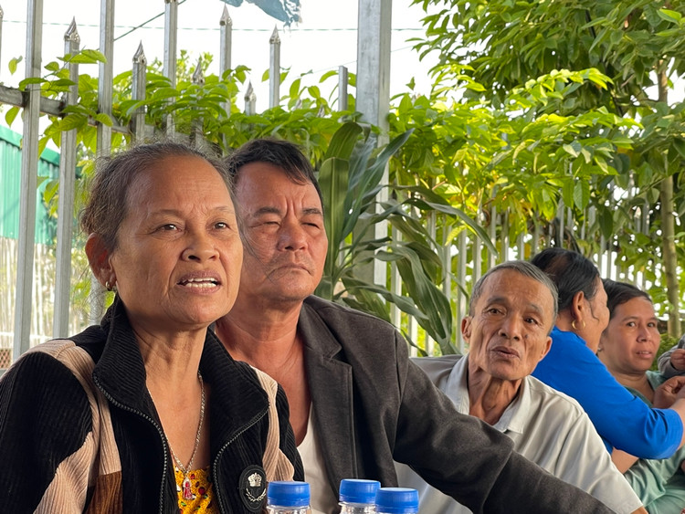 Người dân xã Đỗ Xuyên bức xúc vì trại lợn gây ô nhiễm, bốc mùi hôi thối ảnh hưởng đến cuộc sống nhưng đến nay sự việc vẫn chưa được giải quyết dứt điểm.