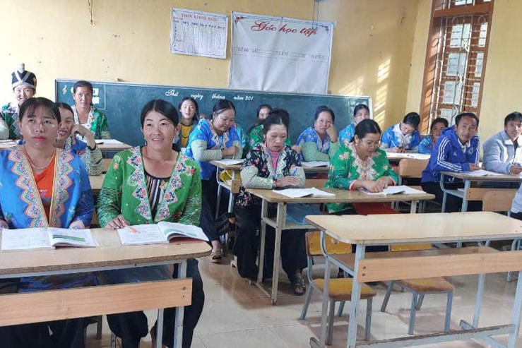 Lớp học do Đại úy Lò Văn Thoại giảng dạy đa dạng về giới tính, lứa tuổi, thành phần. Ảnh Báo Biên Phòng