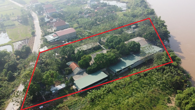 Trại chăn nuôi lợn của ông Vũ Quốc Đoàn nằm sát với khu dân cư gây ô nhiễm môi trường, mùi hôi thối ảnh hưởng nghiêm trọng đến cuộc sống sinh hoạt của người dân.