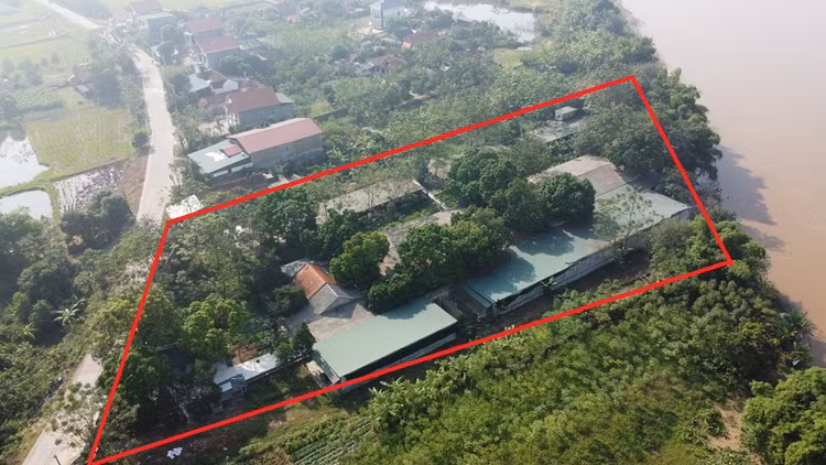 Trại chăn nuôi lợn của ông Vũ Quốc Đoàn nằm sát với khu dân cư gây ô nhiễm môi trường, mùi hôi thối ảnh hưởng nghiêm trọng đến cuộc sống sinh hoạt của người dân.