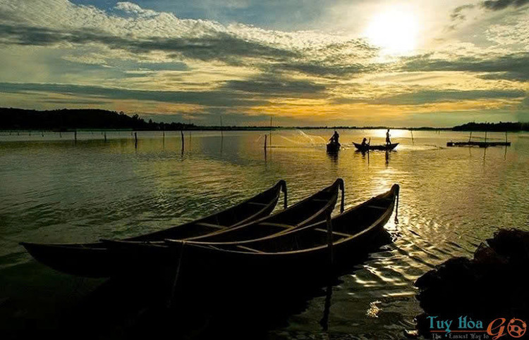 Đầm Ô Loan khi bình minh ló rạng - Ảnh Internet.