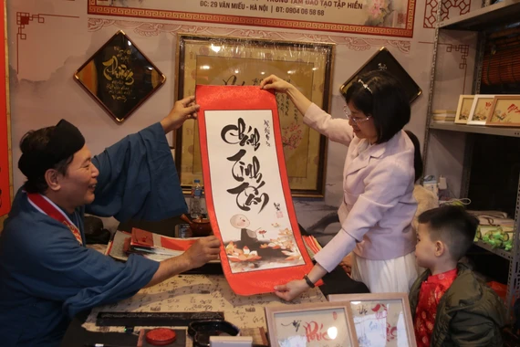 Người dân nô nức tham quan Hội chữ Xuân Bính Ngọ 2026 