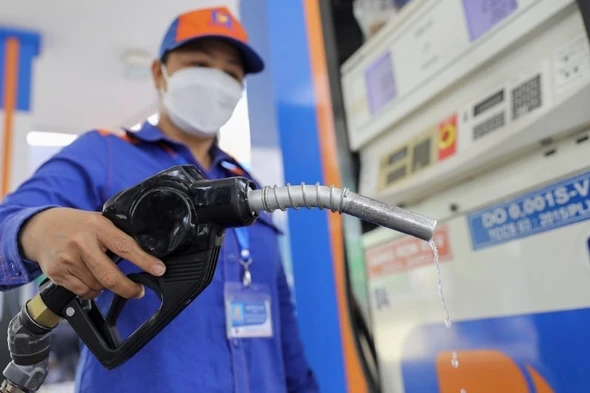 Người dân và doanh nghiệp hãy chia sẻ với Nhà Nước trước biến động giá dầu 