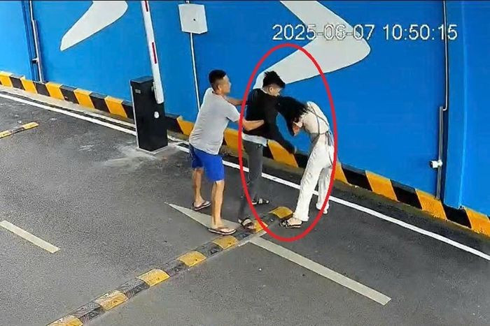 Hình ảnh người phụ nữ bị chồng cũ hành hung. Ảnh cắt từ clip.