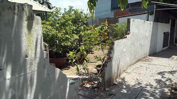 Cú tông mạnh khiến bức tường bị sập.